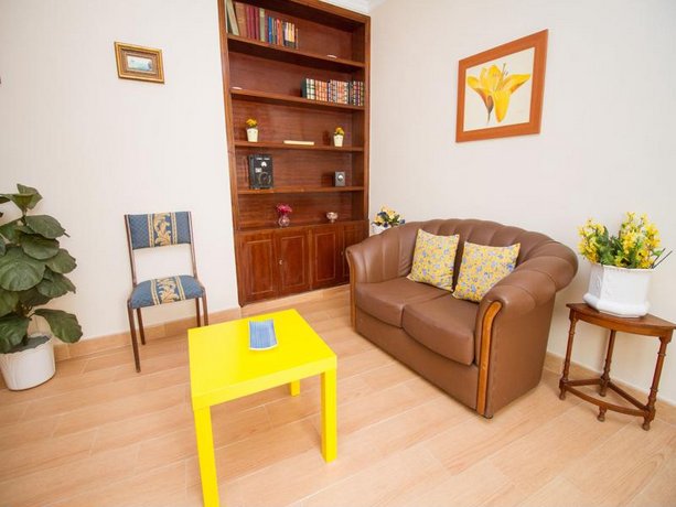 Delightful two bedroom Into Cathedral Square