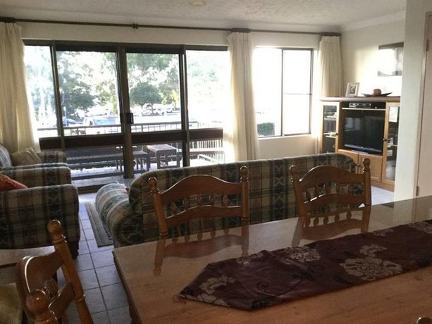 2 'Tradewinds' 110 Victoria Parade - Fantastic Unit With Waterviews & Close To The Marina