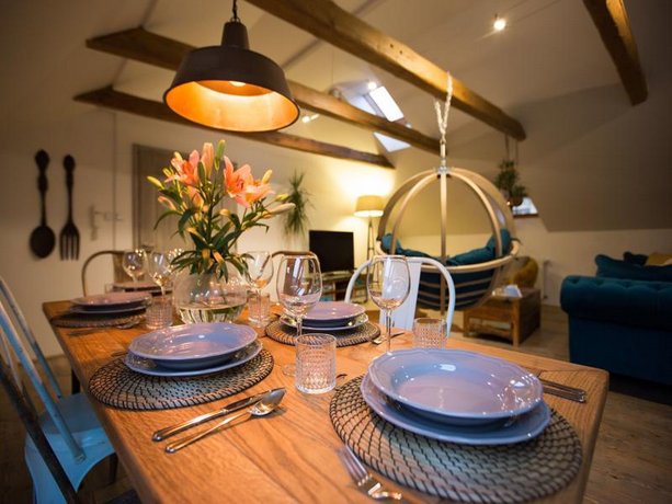 Old Town Boho-Chic Attic with Hanging Chair