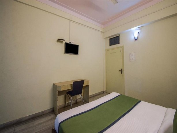 OYO 15212 Hotel Seema