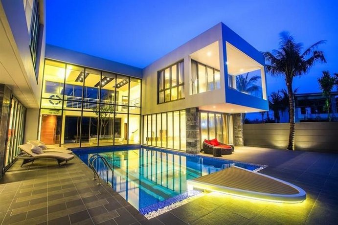 Five Stars 5 Bedrooms Beachfront