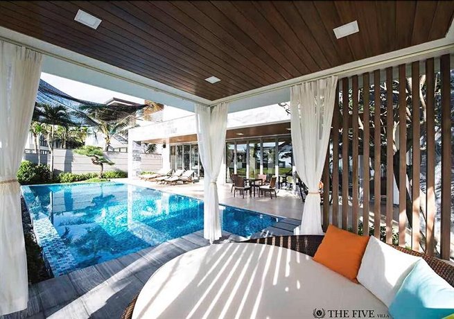 Five Stars 5 Bedrooms Beachfront