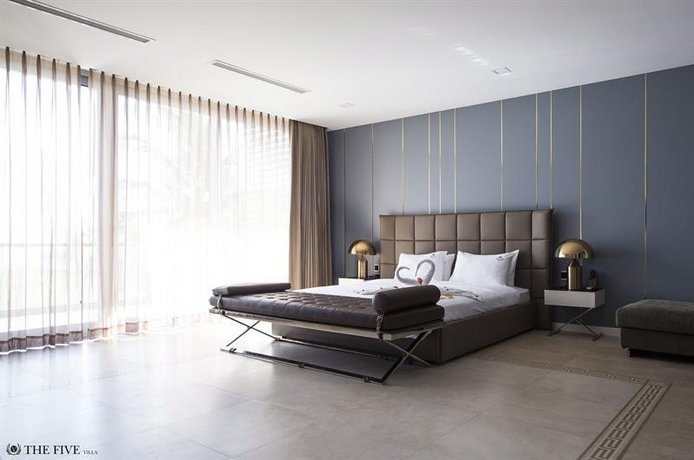 Five Stars 5 Bedrooms Beachfront