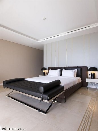 Five Stars 5 Bedrooms Beachfront