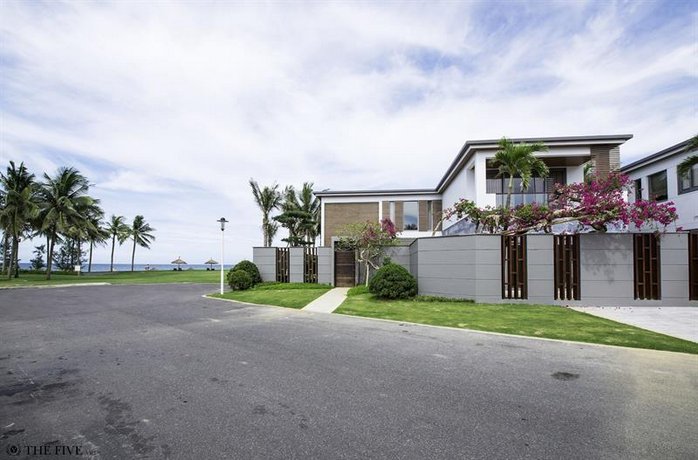Five Stars 5 Bedrooms Beachfront