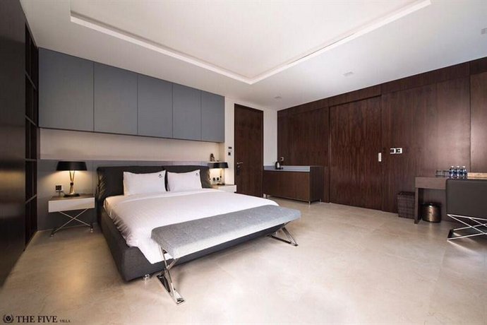 Five Stars 5 Bedrooms Beachfront