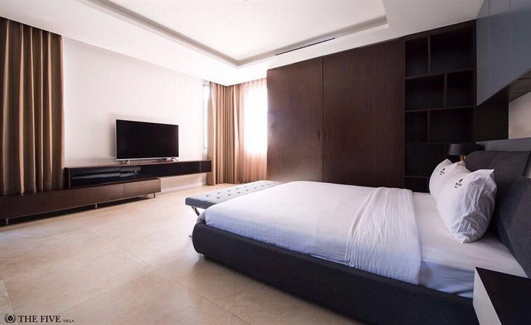 Five Stars 5 Bedrooms Beachfront