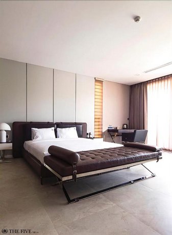 Five Stars 5 Bedrooms Beachfront
