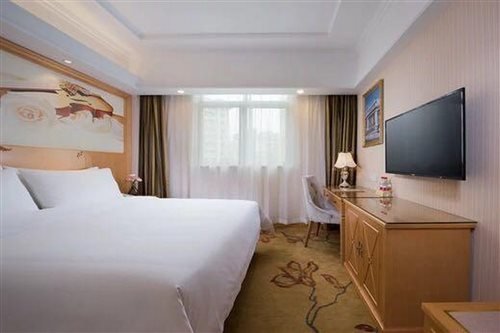Vienna Hotel Shanghai International Tourist Resort Xiuyan Road Metro Station Branch