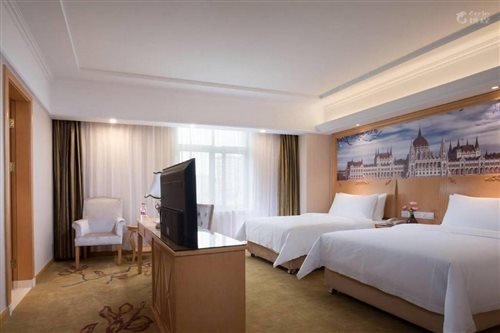 Vienna Hotel Shanghai International Tourist Resort Xiuyan Road Metro Station Branch