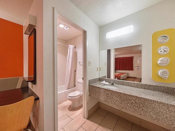 Motel 6 San Antonio - Fiesta Trails