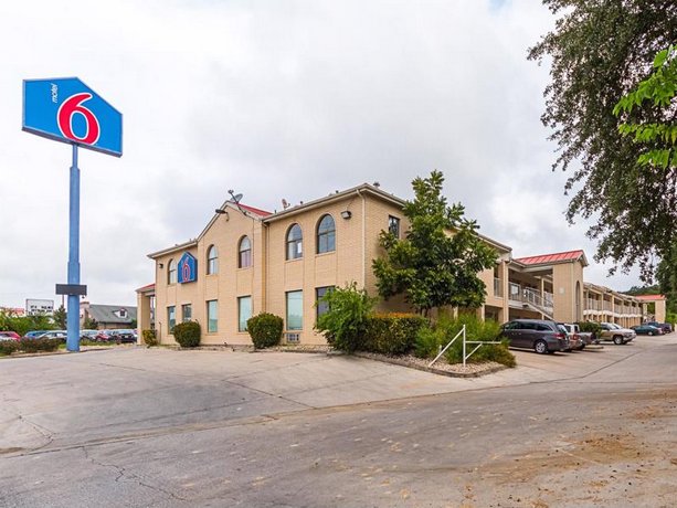 Motel 6 San Antonio - Fiesta Trails