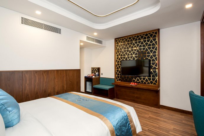 CN PALACE HOTEL