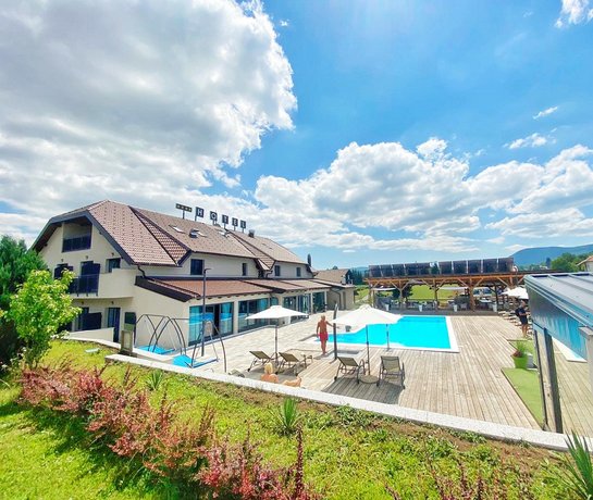 16 Lakes Hotel
