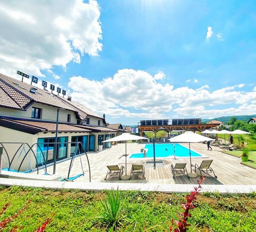 16 Lakes Hotel