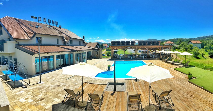 16 Lakes Hotel
