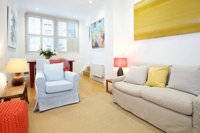 English Retro 2BR apt moments from Battersea Park