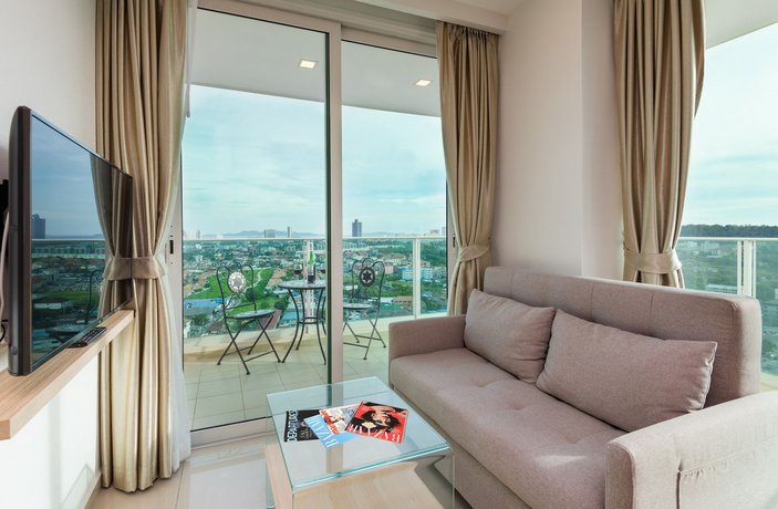 Sea View Condo With Balcony on High Floor - City Garden Tower in Central Pattaya - Free WIFI