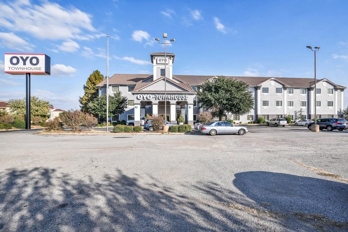 OYO Townhouse Oklahoma City Airport