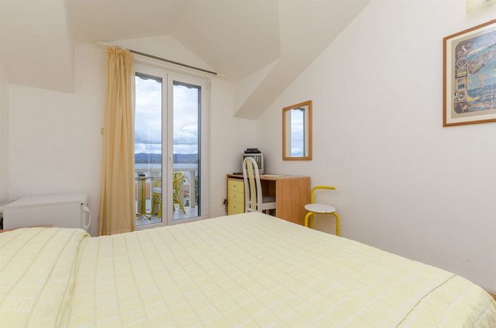 Apartments and rooms Mate1-near sea