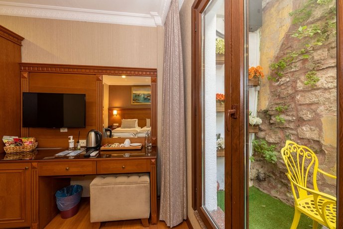 Royan Suites