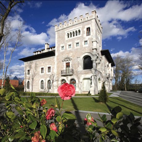 Castillo Del Bosque La Zoreda