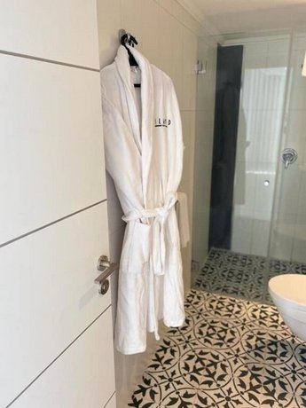 Island Luxurious Suites Hotel