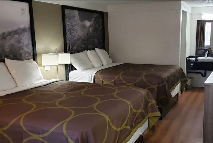 Super 8 by Wyndham Asheville / Biltmore