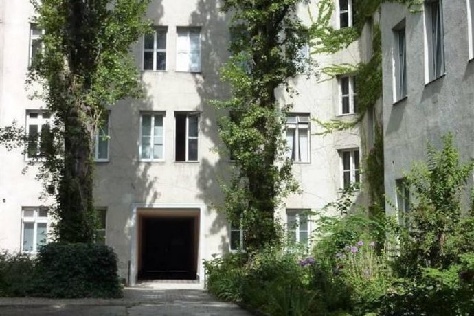 GoVienna Small Modern Apartment