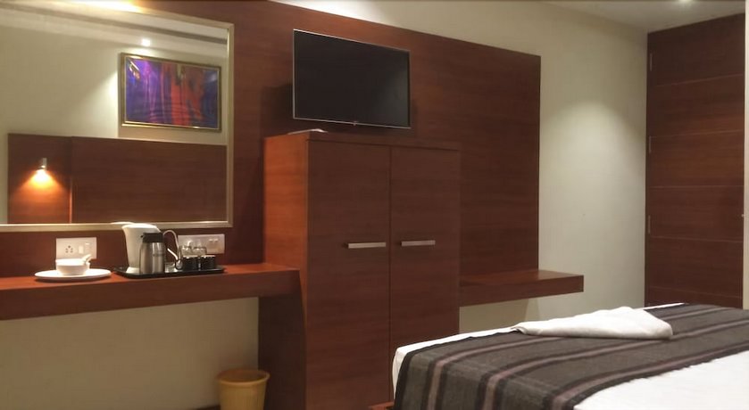 Azeez Avenue Hotel
