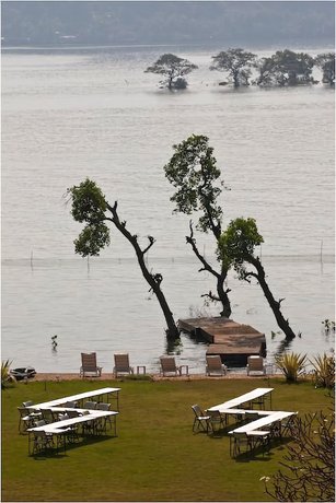 Safira River Front Resort