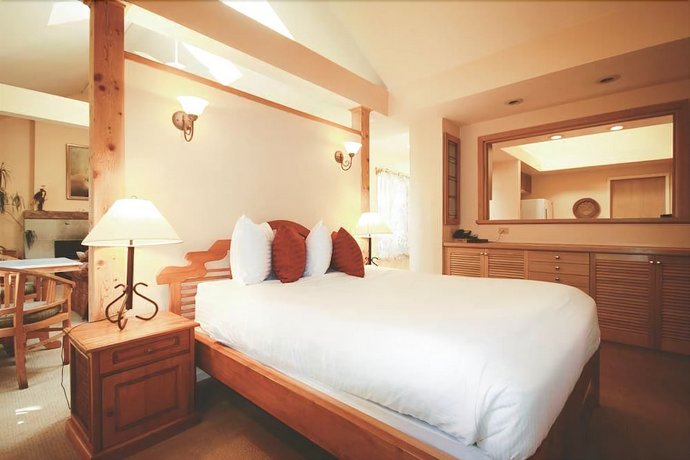 Spinnakers Gastro Brewpub & Guesthouses