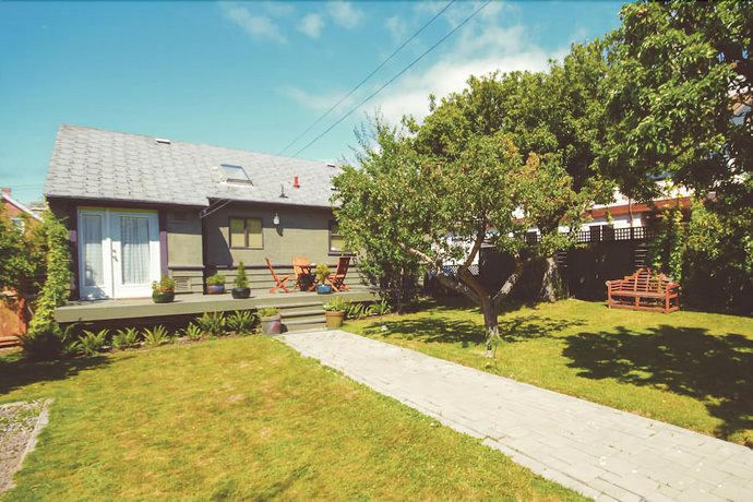Spinnakers Gastro Brewpub & Guesthouses