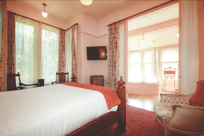 Spinnakers Gastro Brewpub & Guesthouses