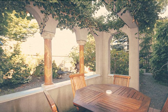 Spinnakers Gastro Brewpub & Guesthouses