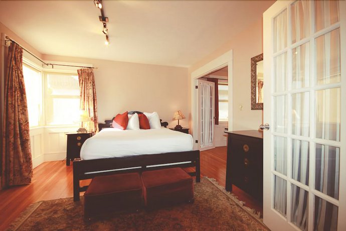Spinnakers Gastro Brewpub & Guesthouses