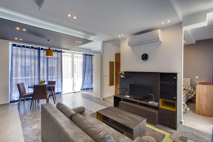 Modern Apt in a Prime Location Free Wifi