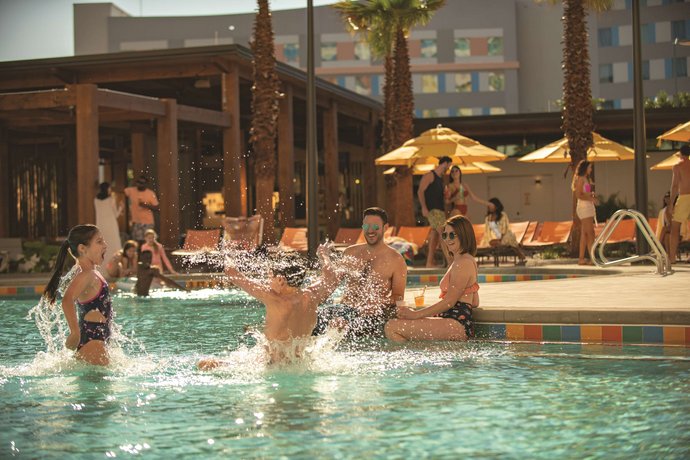 Universal's Endless Summer Resort - Dockside Inn and Suites