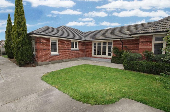 Sunny House with 5 Bedrooms near airport