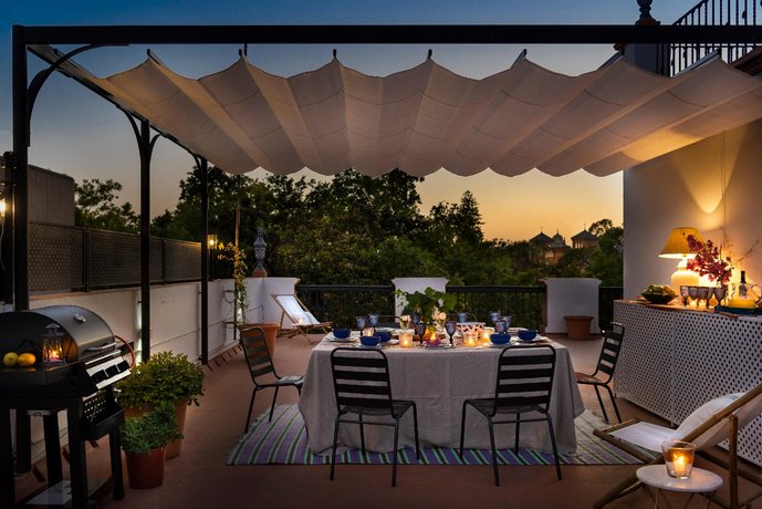 Villa Alfonso Luxury Villa In Midtown Parking