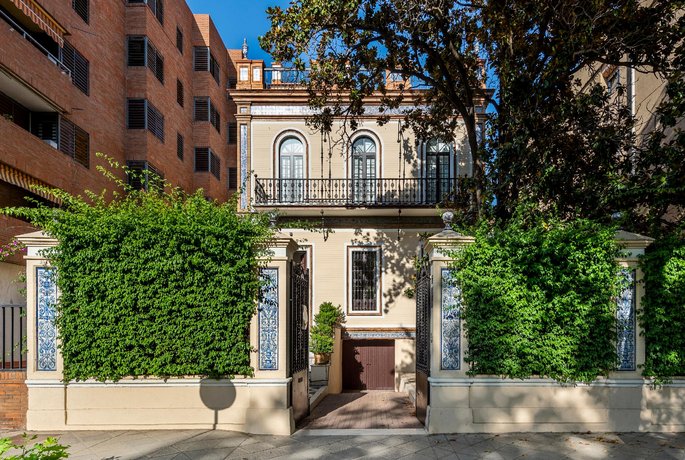 Villa Alfonso Luxury Villa In Midtown Parking