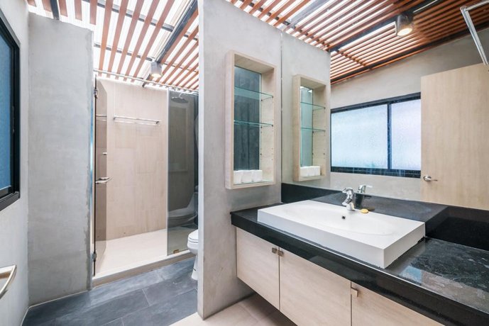 Light Loft at Victory Monument By Favstay