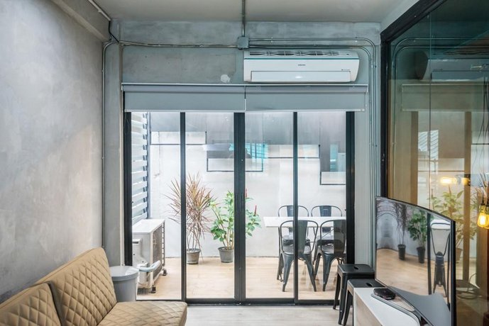 Light Loft at Victory Monument By Favstay