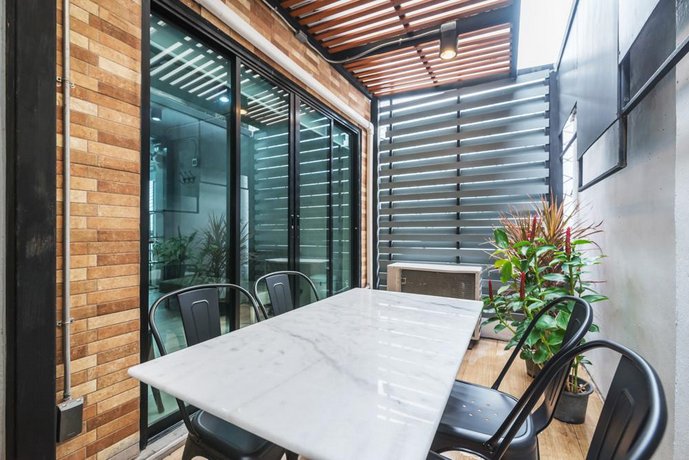 Light Loft at Victory Monument By Favstay