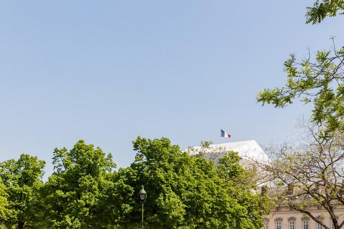 Veeve - Avenue to the Eiffel Tower