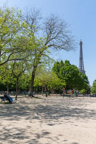 Veeve - Avenue to the Eiffel Tower