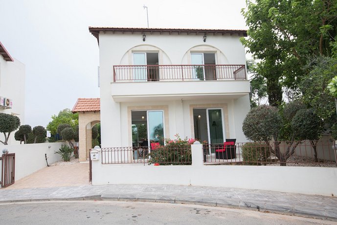Beautiful 5 Star Holiday Villa in a Prime Location in Paralimni Book Early to Secure Your Dates Pa