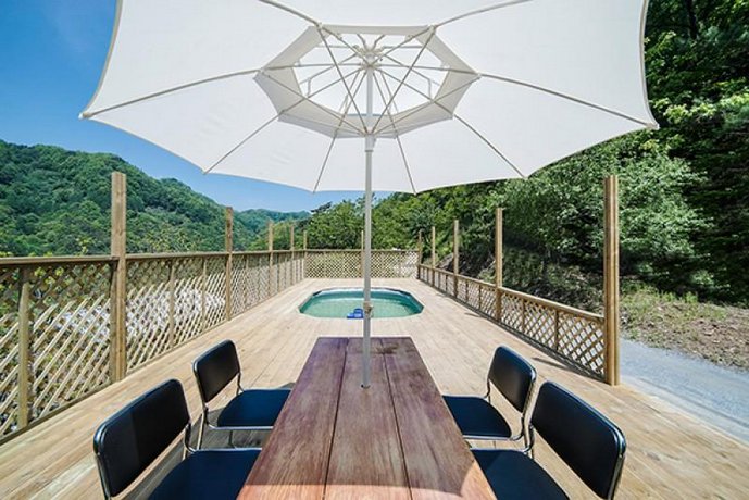 Danyang Sobaeksan Log Pension