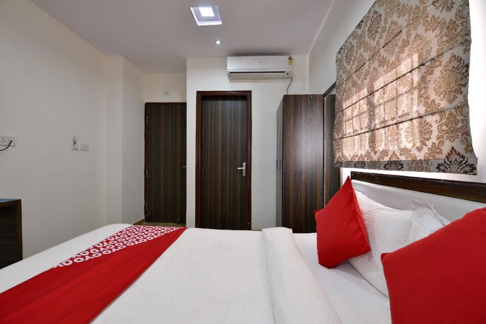OYO 13903 Hotel Trivana