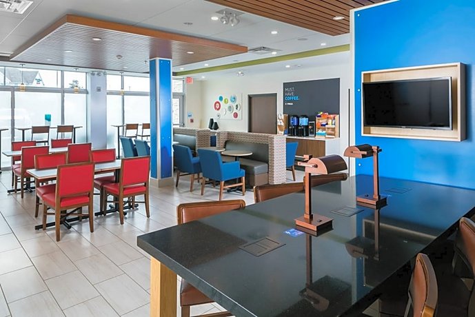 Holiday Inn Express & Suites - Medford